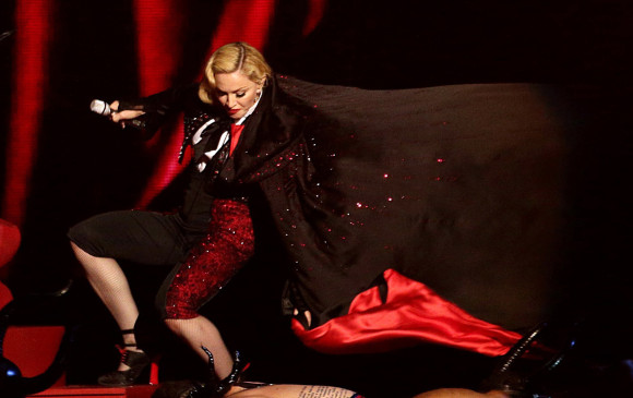 Madonna señaló que la capa estaba demasiado ajustada en el cuello. FOTO AP