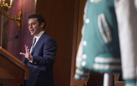 Fred Savage, quien interpretó a Kevin Arnold, guardaba la chaqueta en su casa. FOTO AP