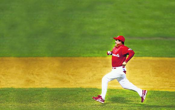 Hugo Chávez era un aficionado al béisbol. Desde que estaba en campaña en 1998 acudía a los estadios. FOTO reuters