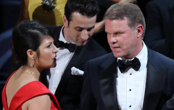 Martha Ruiz y Brian Cullinan fueron los encargados de entregar los sobres. FOTO Reuters