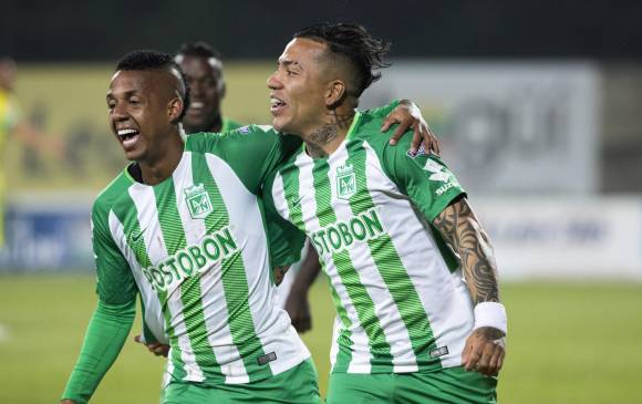 La celebración de Dayro Moreno con Jeison Lucumí, quien fue el que le entregó el pase para la anotación. FOTO EDWIN BUSTAMANTE