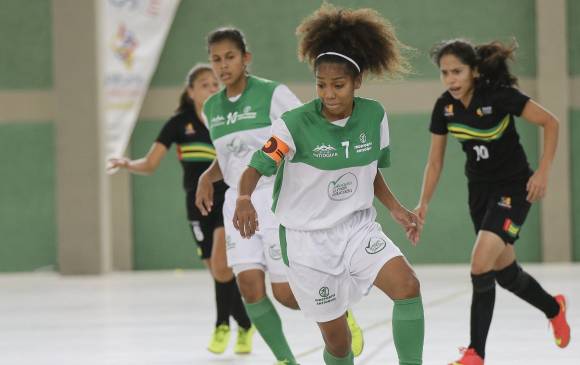 Yurian, en primer plano, condujo al título de fútbol de salón a la IE La Independencia. FOTO CORTESÍA iNTERCOLEGIADOS SUPÉRATE