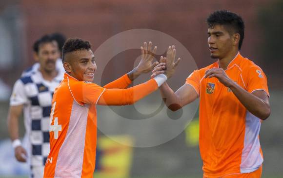 El festejo de Duván Vergara y Michael Nike Gómez. Este último marcó uno de los goles del triunfo. FOTO Róbinson Sáenz