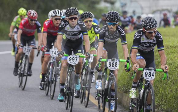 La carrera mostró el esfuerzo y la valentía de los corredores en los 66 kilómetros. Jonathan Ibarra no se quedó atrás y demostró que está hecho para posicionarse en el ciclismo. FOTO donaldo zuluaga 