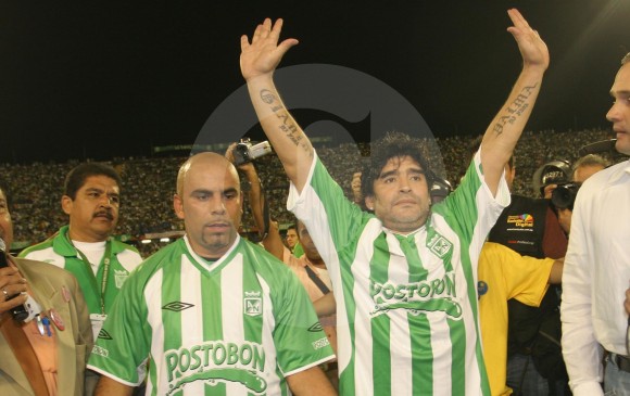 Maradona con Mauricio Serna. FOTO ARCHIVO EL COLOMBIANO