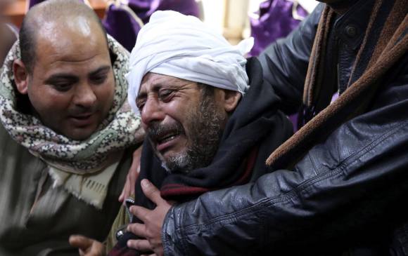 El padre de uno de los hombres coptos egipcios muertos en Libia de luto en una iglesia antes de asistir a misa en al-Our, al sur de El Cairo. FOTO REUTERS
