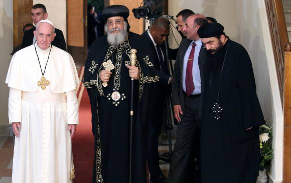 El Papa Francisco, líder de la iglesia católica, y Tawadros II, máximo jerarca de los cristianos ortodoxos. FOTO REUTERS