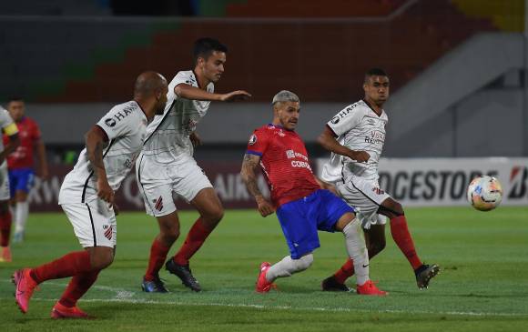 En el centro, Felipe Aguilar, jugador colombiano del Paranaense. FOTO EFE