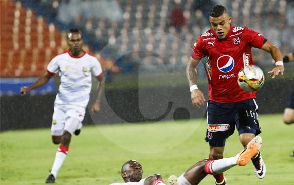 Leonardo Castro (DIM) y Javier López (Águilas). FOTO julio herrera