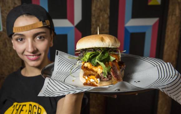 Aproveche hoy la cantidad de promociones que las hamburgueserías están ofreciendo para celebrar su día. FOTO Edwin Bustamante
