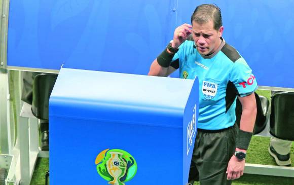 El árbitro Víctor Carrillo, en plena actividad con el VAR. Dos veces tuvo que acudir al video para tomar decisiones. FOTO Reuters