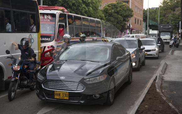 El acceso sur de la glorieta, en la diagonal 74B, presentó concentraciones vehiculares imprevistas por el Área Metropolitana en los minutos previos a la hora pico de la tarde. FOTO EDWIN BUSTAMANTE