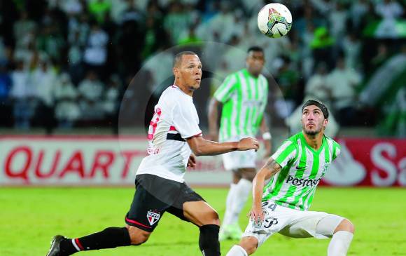 Imagen de la última vez que Nacional enfrentó al Sao Paulo, en las semifinales de la Copa Suramericana de 2014. Luis Fabiano disputa un balón con Sebastián Pérez. FOTO archivo Juan A. sánchez 