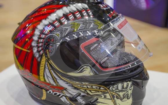 Casco Voss: diseño en forma de penacho indio en color negro, blanco y rojo lacados. Con certificado estadounidense de seguridad DOT. 