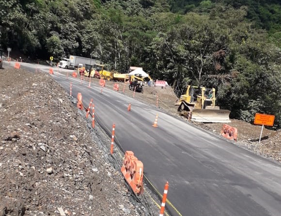 Paso en la vía Medellín - Bogotá quedó habilitado las 24 horas tras despejar y estabilizar, parcialmente, un derrumbe ocurrido el pasado 13 de noviembre. FOTO CORTESÍA INVÍAS