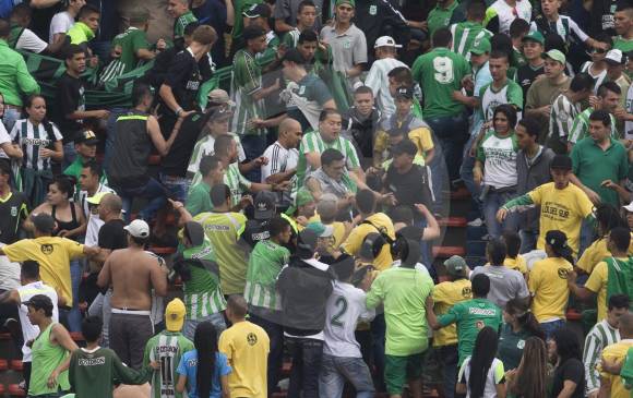 Pelea entre hinchas de Los Del Sur en el partido Nacional vs. Bucaramanga de la Liga Águila-I 2016. FOTO ARCHIVO JULIO CÉSAR HERRERA
