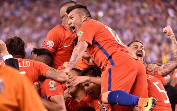 Chile volvió a saborear el triunfo frente a un enconado rival como Argentina, que no pudo ni con las genialidades de Messi. FOTO afp
