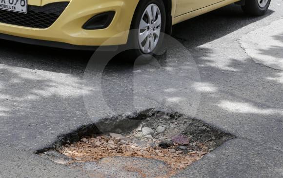 Este hueco persiste en la carrera 43E con calle 14, en El Poblado. FOTO julio césar herrera