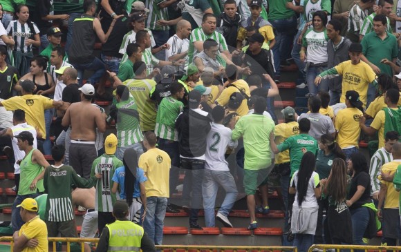 Por estas acciones fueron sancionados los hinchas y el equipo verde . FOTO El Colombiano