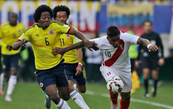 Pasaron 20 minutos antes de que Perú pudiera salir de la presión a la que lo sometía Colombia. FOTO AP