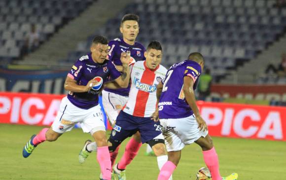 Luis Carlos Arias, Daniel Torres, Hernán Pertuz y Jorge Aguirre luchando por un balón en el empate de ayer. FOTO Colprensa