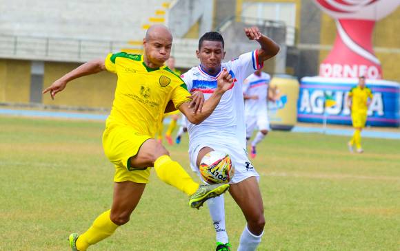 Níver Valencia (amarillo), autor del gol en la victoria ante Valledupar. FOTO cortesía-leones