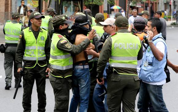 Momento en el que agentes de la Policía detienen a un manifestante señalado de provocar desórdenes.