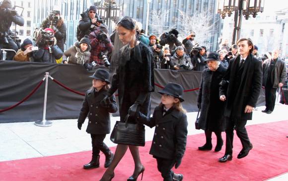 La cantante llegó acompañada de sus familiares, en la imagen los tres hijos de la cantante y su madre. FOTO AFP