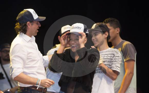 En el Teatro Metropolitano, los muchachos del programa recibieron un reconocimiento por haberle dicho sí al camino de las oportunidades. El alcalde Gutiérrez los acompañó. FOTO edwin bustamante
