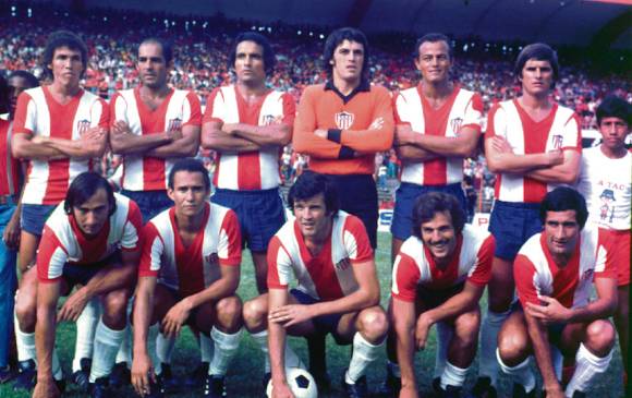 En la imagen aparece Óscar Bolaño en su época como tiburón. Es el primero de izquierda a derecha en la fila de arriba. FOTO Colprensa