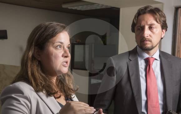 Rebecca Rouse, directora de IPA, y Santiago García, presidente de Old Mutual, durante visita a este diario. FOTO Edwin Bustamante