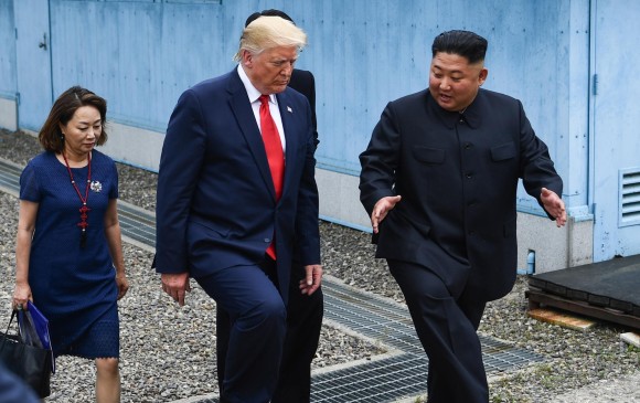 Esta fotografía muestra el momento en el que Donald Trump cruza la línea fronteriza entre Corea del Norte y Corea del Sur, en compañía de su homólogo líder de Pionyang, Kim Jong - un. FOTO AFp