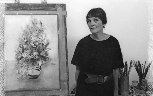 Después de los setenta se comienza a conocer la obra de Freda Sargent. En esta foto familiar posa junto a uno de sus floreros. Arriba con su esposo Alejandro. FOTOS cortesía archivo de la artista - GETTY 