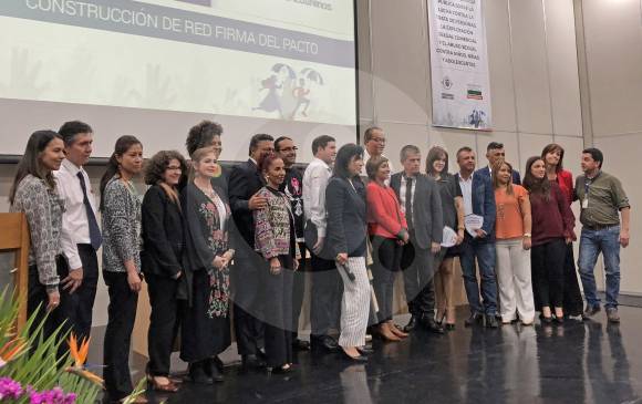 Delegados de organizaciones y del sector público y privado en la firma del pacto.