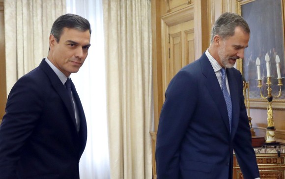 El saliente jefe del gobierno español, Pedro Sánchez, y el rey Felipe VI. FOTO EFE.