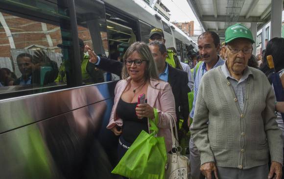 Bernardo Aguirre, después de más de 64 años, volvió a montar en tranvía. Momentos en que se baja en la estación de San José, acompañado de una familiar. FOTO Róbinson Sáenz