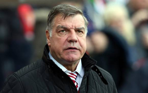 Sam Allardyce fue destituido de su cargo como seleccionador de Inglaterra luego de ser grabado hablando sobre maneras de burlar el reglamento de transferencias de jugadores. FOTO AP