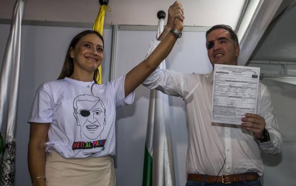 El candidato a la Gobernación, Mauricio Tobón, en compañía de su esposa Gloria Rodríguez. FOTO julio césar herrera