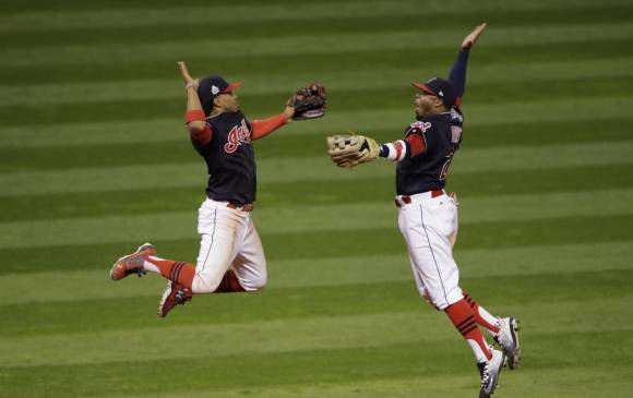 Francisco Lindor y Rajai Davis de los Indios de Cleveland celebran primera victoria en esta Serie Mundial. FOTO Reuters-USA TODAY