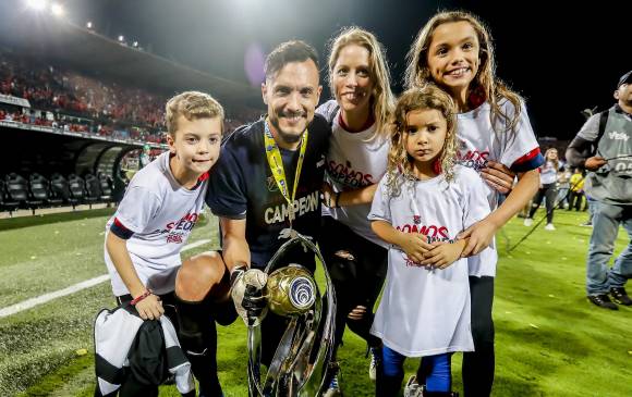 David González, al lado de su familia, festejando en el último título con el DIM. FOTO JUAN ANTONIO SÁNCHEZ