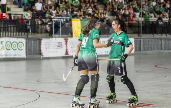 Sara Bedoya (9), autora del gol del título, celebra con su compañera María Isabel Rodríguez. FOTO camilo Suárez 