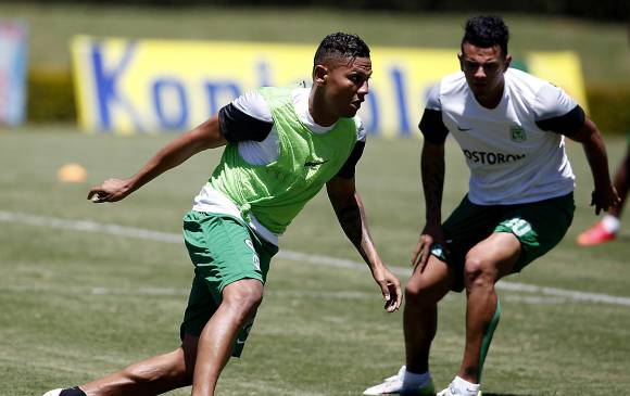 De llegar a concretarse el traspaso, Mejía y Cardona volverán a compartir equipo con el zaguero Stefan Medina. FOTO JULIO CÉSAR HERRERA