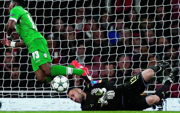 Esta fue la mejor atajada que tuvo el portero colombiano David Ospina ayer en el triunfo de su equipo ante Ludogorets. FOTO ap