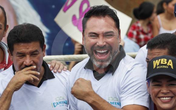 Óscar de la Hoya disfrutó la jornada en la comuna nororiental de Medellín. Aquí comparte con Happy Lora. FOTO Róbinson Sáenz