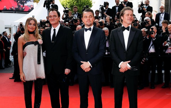 La actriz australiana Margot Robbie, el director de cine estadounidense Quentin Tarantino y sus compatriotas, los actores Leonardo DiCaprio y Brad Pitt, posan para los medios durante la presentación de la película “Once Upon a Time in Hollywood”. FOTO EFE/ Julien Warnand