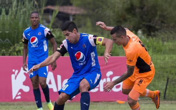Mauricio Molina, jugador del Medellín. Atrás, Yairo Moreno, mediocampista. FOTO Julio César Herrera