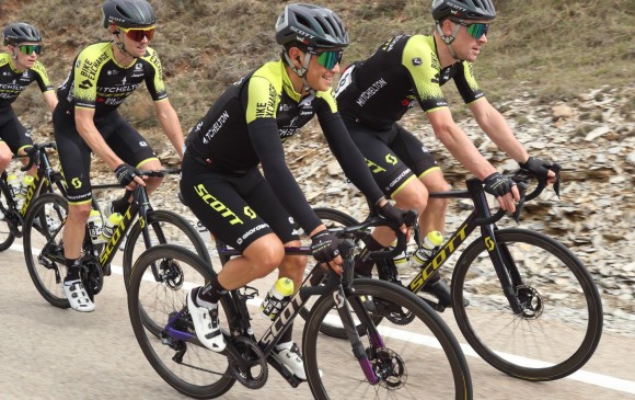 Esteban Chaves y sus compañeros del Mitchelton en la Vuelta a España. Foto EFE