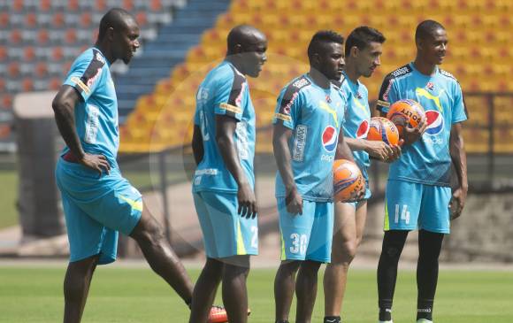 Cristian Nazarit, Elacio Córdoba, Jhonier Viveros, Jonathan Lopera y Yairo Moreno, durante un trabajo del DIM antes del viaje a Bogotá para el duelo ante Santa Fe. FOTO manuel saldarriaga