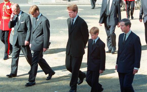 Los hijos de la princesa Diana marcharon detrás de su féretro. FOTO Archivo AP