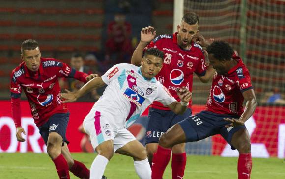 Didier Moreno estuvo en todas, incluso en la marca de Teófilo Gutiérrez, quien no lució mucho en el Atanasio. Un 1-1 que deja mejor parado al Junior en la búsqueda del título. FOTOManuel Saldarriaga 